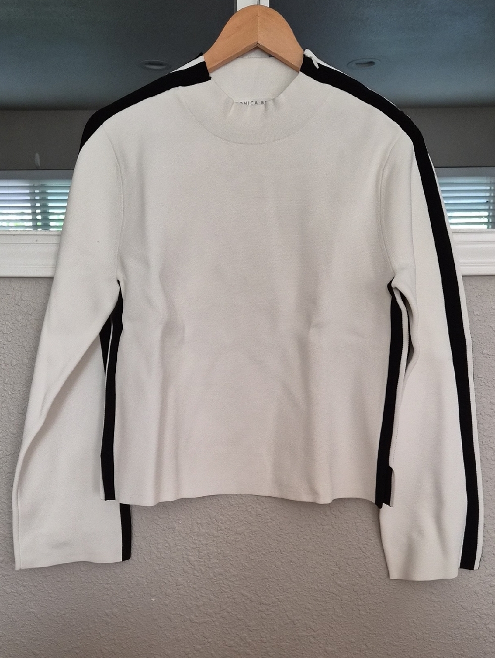 Veronica Beard Cream Long-Sleeve Top with Black Side Stripes Sz. Women's L
